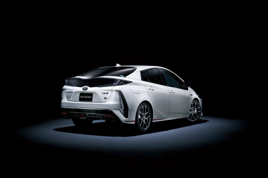  Toyota Prius PHV GR Sport 2017 года  (JP) (фото 2 из 4)
